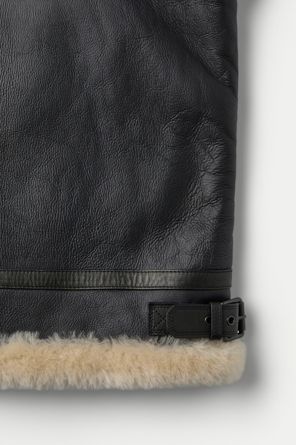 메리노 실키 무스탕은 부드러운 양가죽과 양털 소재를 사용하여 고급스러운 촉감을 선사하는 아우터입니다. 블랙, 베이지 두 가지 색상으로 출시되었으며, 숏 기장의 오버핏 디자인으로 클래식하면서도 캐주얼한 스타일을 연출합니다. 투톤 배색과 비죠 디테일, 투웨이 지퍼, 핸드 포켓 등의 특징으로 보온성과 스타일을 동시에 잡았습니다. 데이트룩, 모임룩 등 다양한 TPO에 활용 가능하며, 미니멀한 룩에도 잘 어울립니다. 겨울철, 따뜻하고 세련된 스타일을 완성해 보세요.
