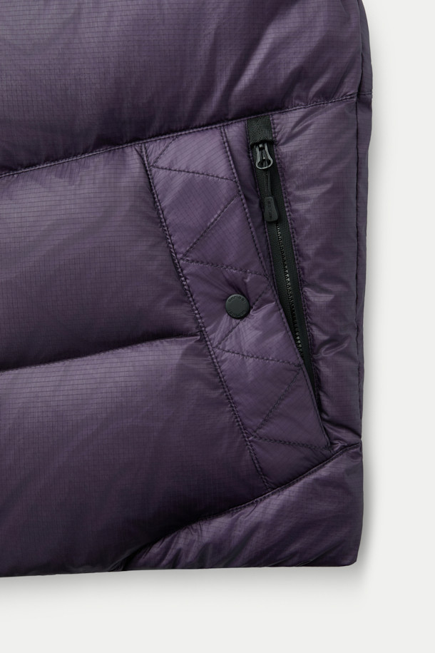 보온성과 활동성을 동시에 잡는 경량 다운 베스트입니다. 겨울철 데일리룩과 캠핑룩에 활용하기 좋은 아이템으로, 스포티, 미니멀, 캐주얼 스타일을 연출할 수 있습니다. 톤 다운된 퍼플 컬러에 무지 및 퀼팅 디자인으로 포인트를 더했으며, 루즈핏으로 편안한 착용감을 선사합니다. 가볍고 따뜻한 나일론 소재에 발수, 방풍 기능까지 갖춰 실용적이며, 내장 후드와 글러브 포켓으로 보온성을 높였습니다.
