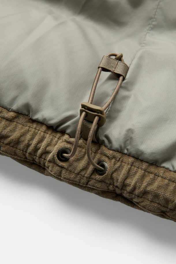 벨베틴 코듀로이 다운 베스트는 가을, 겨울 시즌에 따뜻함과 스타일을 모두 갖춘 아우터입니다. 부드러운 코듀로이 면 소재에 RDS 덕다운 충전재를 사용하여 뛰어난 보온성을 제공하며, 밑단 스트링 조절 기능으로 핏을 자유롭게 연출할 수 있습니다. 캐주얼, 클래식, 미니멀 스타일을 모두 소화하며, 일상 및 아웃도어 활동 시 캠핑룩, 등산룩으로 활용하기 좋습니다. 베이지와 브라운 두 가지 색상으로 출시되었으며, 이중 구조 핸드 포켓으로 실용성을 더했습니다. 스냅 버튼 여밈 방식과 루즈핏 디자인으로 편안한 착용감을 선사합니다.
