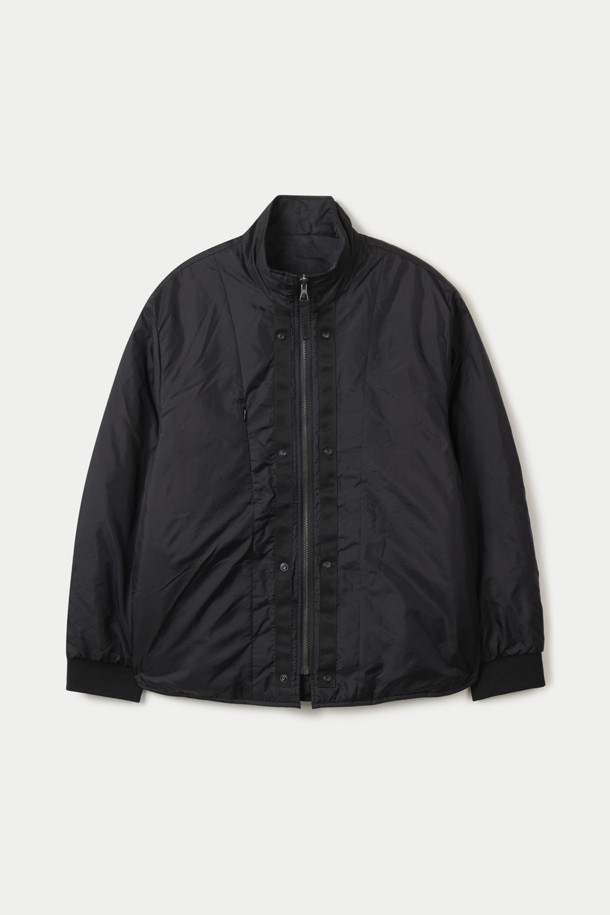 피그워싱 2WAY 점퍼는 겨울과 가을에 착용하기 좋은 남녀 공용 점퍼입니다. 블랙 색상의 무지 디자인으로 캐주얼, 미니멀, 워크웨어 스타일을 연출하기 좋습니다. 이너 분리형에 오리털 충전재를 사용하여 보온성을 높였으며, 허리 스트링으로 사이즈 조절이 가능합니다. 4개의 포켓과 지퍼, 스냅 여밈 방식으로 실용성을 더했습니다. 일상, 산책, 여행 등 다양한 TPO에 활용할 수 있는 레귤러핏 두꺼운 점퍼입니다.
