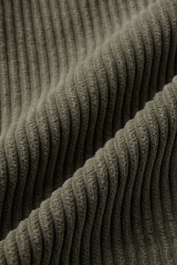 FIVER(파이버) 배기 코듀로이 팬츠는 가을, 겨울 시즌 남성분들의 캐주얼 스타일을 완성해 줄 코듀로이 팬츠입니다. 부드러운 촉감의 코듀로이와 면 혼방 소재로 제작되어 편안한 착용감을 선사하며, 넉넉한 루즈핏과 배기핏으로 활동성을 높였습니다. 카키와 올리브 두 가지 색상으로 출시되어 다양한 상의와 매치하기 용이하며, 원턱 디자인과 허리 스트링, 사이드 및 힙 포켓 디테일로 실용성을 더했습니다. 산책룩, 캠핑룩 등 편안한 TPO에 미니멀, 클래식 스타일을 더하여 멋스러운 연출이 가능합니다.
