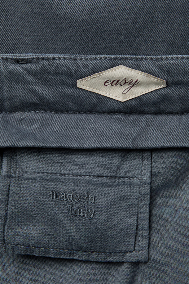 BRIGLIA(브리그리아) 트윌 나빌리오 팬츠는 캐주얼, 미니멀, 클래식 스타일을 아우르는 남성용 트윌 팬츠입니다. 그레이 컬러의 무지 디자인으로, 출근룩과 비즈니스 캐주얼에 적합합니다. 리오셀, 코튼, 스판덱스 혼방 소재로 제작되어 부드러운 촉감과 뛰어난 통기성, 흡습성, 신축성을 제공하며 편안한 이지핏을 선사합니다. 오프셋 버튼 잠금 방식으로 깔끔한 디자인을 완성했습니다. 사계절 내내 활용 가능한 실용적인 아이템입니다.
