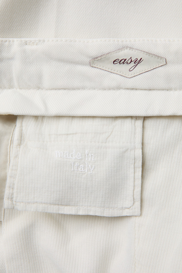 브리그리아 트윌 나빌리오 팬츠는 부드러운 촉감의 리오셀, 면, 스판덱스 혼방 소재로 제작되어 편안한 착용감을 선사합니다. 화이트 컬러의 무지 디자인과 이지핏 핏으로 캐주얼하고 미니멀한 스타일을 연출하기 좋습니다. 통기성과 흡습성이 뛰어나 봄, 여름철 일상복으로 활용하기 좋으며, 오프셋 버튼 잠금과 신축성으로 활동성을 더했습니다. 봄 소풍룩에 매치하여 세련된 스타일을 완성해보세요.
