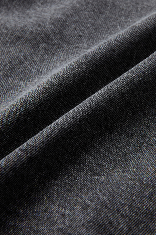 FIVER(파이버) 데님 셔츠 재킷은 빈티지한 스타일을 연출하는 블랙 컬러의 오버핏 데님 재킷입니다. 면과 데님 소재로 제작되어 탄탄한 촉감을 제공하며, 데일리룩과 산책룩에 모두 잘 어울립니다. 긴 소매 기장과 무지 패턴이 특징이며, 워싱 처리와 가슴 투포켓, 사이드 포켓 디테일이 돋보입니다. 버튼 여밈 방식으로 편안하게 착용할 수 있으며, 캐주얼 및 워크웨어 스타일을 즐겨 입는 분들께 추천합니다.
