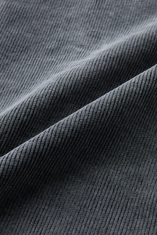 FIVER (파이버) 코듀로이 셔츠 재킷은 가을, 겨울 시즌에 어울리는 오버핏 셔츠 자켓입니다. 부드러운 코듀로이 소재를 사용하여 따뜻하고 편안한 착용감을 제공하며, 무지 디자인과 그레이 컬러로 캐주얼하면서도 빈티지한 스타일을 연출합니다. 가슴 투 포켓, 사이드 포켓 디테일과 워싱 가공으로 실용성을 더했으며, 두꺼운 두께감과 긴 소매 기장으로 보온성을 높였습니다. 버튼 여밈 방식이며, 일상복으로 활용하기 좋습니다.
