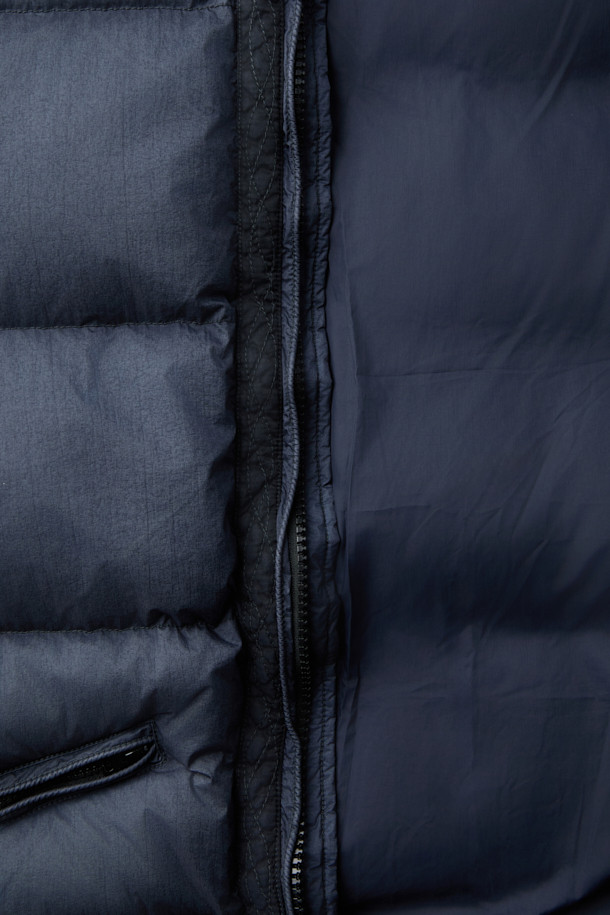 **HANKALEX(헝카렉스) 다이드 덕 다운**은 빈티지한 스타일의 네이비 컬러 덕 다운 아우터입니다. 겨울철 보온성을 책임지는 두꺼운 두께감과 루즈핏으로 편안한 착용감을 선사합니다. 발수 기능과 PU 필름 코팅으로 생활 방수가 가능하며, 가먼트 다잉 처리로 특유의 빈티지한 멋을 더했습니다. 소매 시보리 디테일과 전면 지퍼 포켓으로 실용성을 높였으며, 출근룩과 여행룩, 캐주얼, 미니멀, 클래식 스타일 모두 소화 가능한 활용도 높은 아이템입니다.
