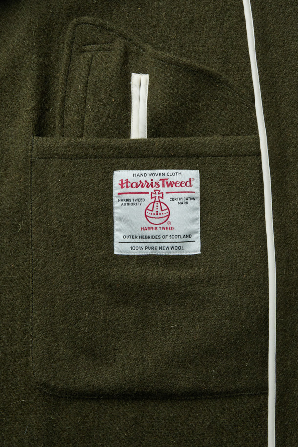 SAGE DE CRET(사지 드 크레) 해리스 트위드 울스터 칼라 롱 코트는 남성용 롱 코트입니다. 올리브 그린 컬러의 해리스 트위드 소재로 제작되어 가을, 겨울 시즌에 적합하며, 클래식하고 모던한 스타일을 연출합니다. 세미 오버핏으로 편안함과 세련됨을 동시에 잡았으며, 울 소재 특유의 부드러운 촉감이 특징입니다. 가먼트 워싱 가공, 힙 포켓, 슬릿 포켓, 패치 포켓, 오프화이트 파이핑 테이프 마감 등의 디테일이 돋보입니다. 출근룩, 겨울 데일리룩, 모임룩 등 다양한 TPO에 클래식, 미니멀, 시크한 스타일로 활용하기 좋습니다.
