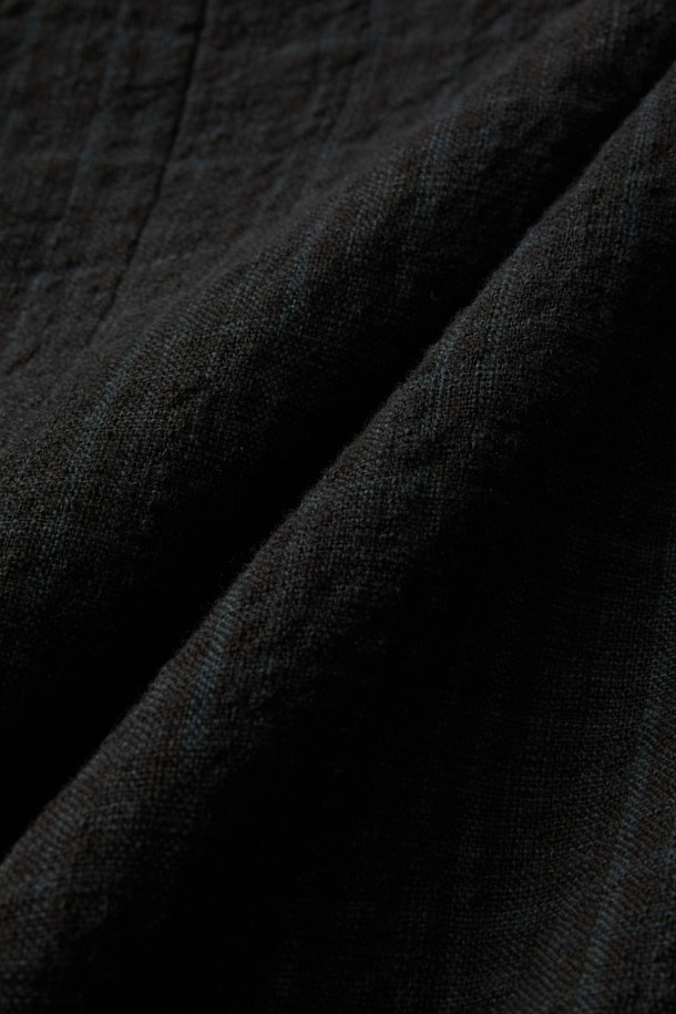 CHIAHUNG SU (치아홍 수) 핸드 우븐 다이드 패치워크 로잉 재킷은 가을, 겨울 시즌에 어울리는 모던 스타일의 아우터입니다. 블랙 컬러의 레귤러핏 재킷으로, 핸드다잉 염색 기법으로 제작된 패치워크 디자인이 특징입니다. 유기농 면 60%, 유기농 울 30%, 유기농 린넨 10%의 혼방 소재로 제작되어 편안한 착용감을 선사합니다. 1960년대 일본 나고야 빈티지 기모노 원단을 안감으로 사용하여, 클래식, 미니멀, 시크 스타일을 연출하기 좋습니다. 데이트룩, 모임룩, 비즈니스 캐주얼에 활용하기 좋은 아이템입니다.
