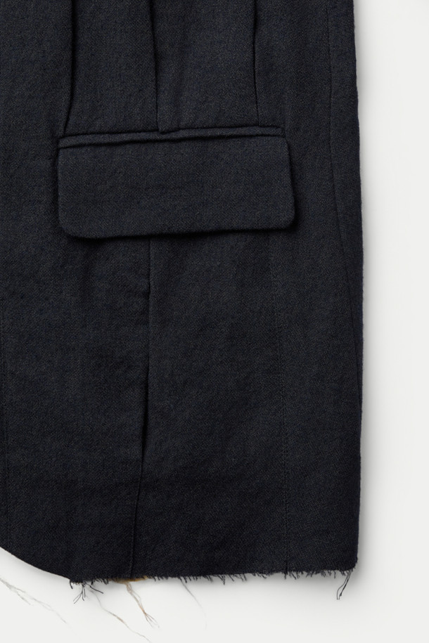 CHIAHUNG SU (치아홍 수) 핸드 우븐 & 다이드 플리팅 라이트 블레이저는 오가닉 울 100% 소재로 제작되어 부드러운 촉감을 선사합니다. 아이치 지역 원사로 염색한 블랙 컬러의 모던한 무드가 돋보이며, 핸드위빙 기법과 플리팅 디테일이 특징입니다. 봄, 가을 시즌에 활용하기 좋은 크롭 기장의 싱글 버튼 레귤러핏 블레이저로, 오피스룩, 비즈니스 캐주얼, 모임룩 등 다양한 TPO에 활용 가능한 아이템입니다. 클래식, 미니멀, 시크 스타일에 매치하여 세련된 스타일을 연출해보세요. 얇은 두께감으로 편안하게 착용할 수 있으며, 긴 소매 디자인으로 포멀한 분위기를 더합니다.
