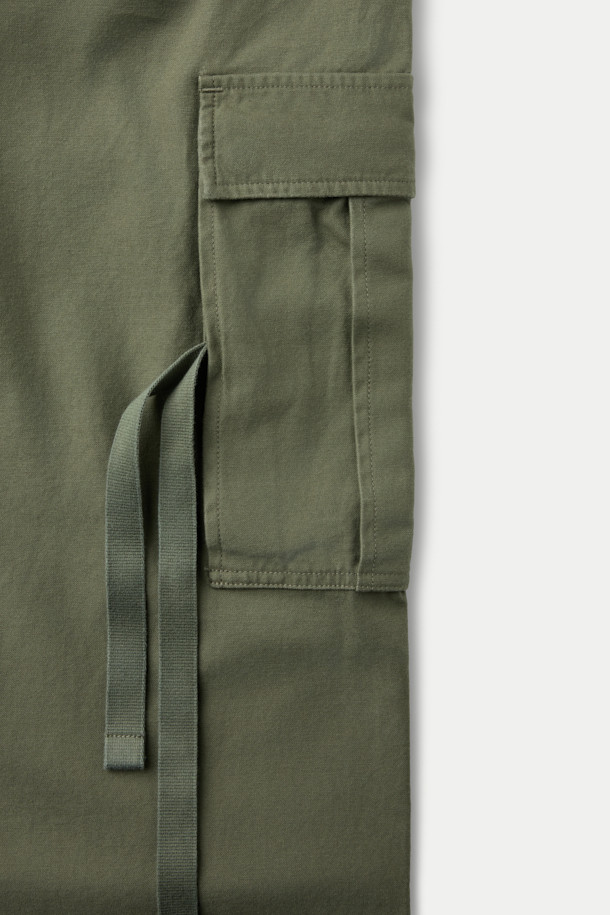 나이젤 카본 아미 카고 팬츠는 남성을 위한 밀리터리 스타일의 카고 팬츠입니다. 카키와 올리브 두 가지 색상으로 제공되며, 사계절 착용이 가능합니다. M-51 밀리터리 팬츠 디자인을 바탕으로 제작되었으며, 여섯 개의 플랩 포켓과 허벅지 부위 포켓 디테일이 특징입니다. 턱(tuck) 디테일과 밀리터리 스타일 버튼 및 스냅으로 클래식한 밀리터리 무드를 더했습니다. 레귤러핏의 백사틴 소재로 제작되어 출근룩, 캠핑룩 등 다양한 TPO에 활용 가능하며, 클래식, 워크웨어, 캐주얼 스타일을 연출하기 좋습니다.
