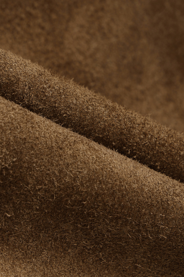 A 레더 카펜터 크롭 팬츠는 부드러운 소가죽 소재로 제작되어 편안한 착용감을 선사합니다. 워크웨어 스타일을 기반으로, 히메지 가공 가죽을 사용하여 고급스러운 질감을 더했습니다. 아시아 익스클루시브 리미티드 에디션으로 특별함을 더하며, 와이드 핏과 크롭 기장으로 트렌디한 스타일을 연출합니다. 데이트룩, 쇼핑룩 등 다양한 TPO에 클래식하고 미니멀한 무드를 더하여 활용하기 좋습니다.
