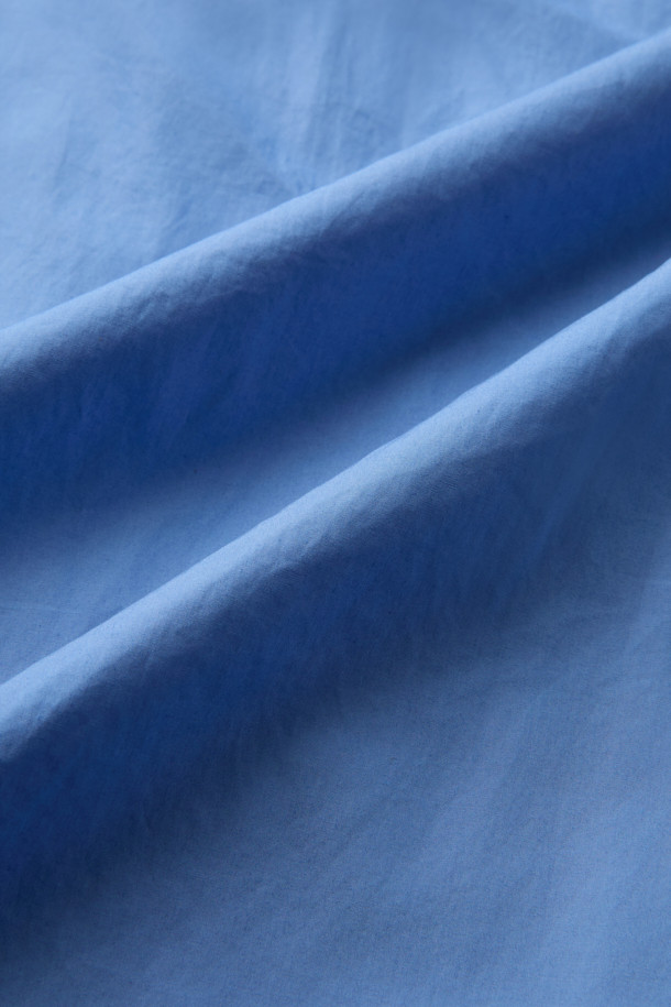 MIDTHINGS(미드띵스) 셔츠는 부드러운 촉감의 오가닉 코튼 소재로 제작되어 편안한 착용감을 선사합니다. 블루 컬러의 무지 디자인에, 반소매 크롭 기장으로 시원하고 미니멀한 스타일을 연출합니다. 루즈핏 실루엣과 초승달 모티브 포켓, 랜덤 스티치 디테일이 돋보이며, 데이트룩과 여행룩, 캐주얼 및 클래식 스타일 모두에 잘 어울립니다. 봄, 여름 시즌에 활용하기 좋은 얇은 두께의 셔츠입니다.
