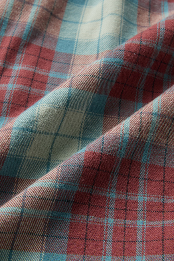 **NANGA (난가) 페이드 타탄 체크 캠프 셔츠**는 남성을 위한 캐주얼 스타일의 캠프 셔츠입니다. 봄, 가을에 적합하며, 중간 두께감으로 제작되었습니다. 레드와 민트 두 가지 색상으로 제공되며, 일상 및 캠핑 활동에 적합합니다. 면과 폴리에스터 혼방 소재로 제작되었으며, 레귤러 핏과 긴 소매 기장을 갖추었습니다. 가슴 포켓 2개, 허리 포켓 2개와 자수 로고 디테일이 있으며, 스냅 버튼 여밈 방식으로 편의성을 더했습니다.
