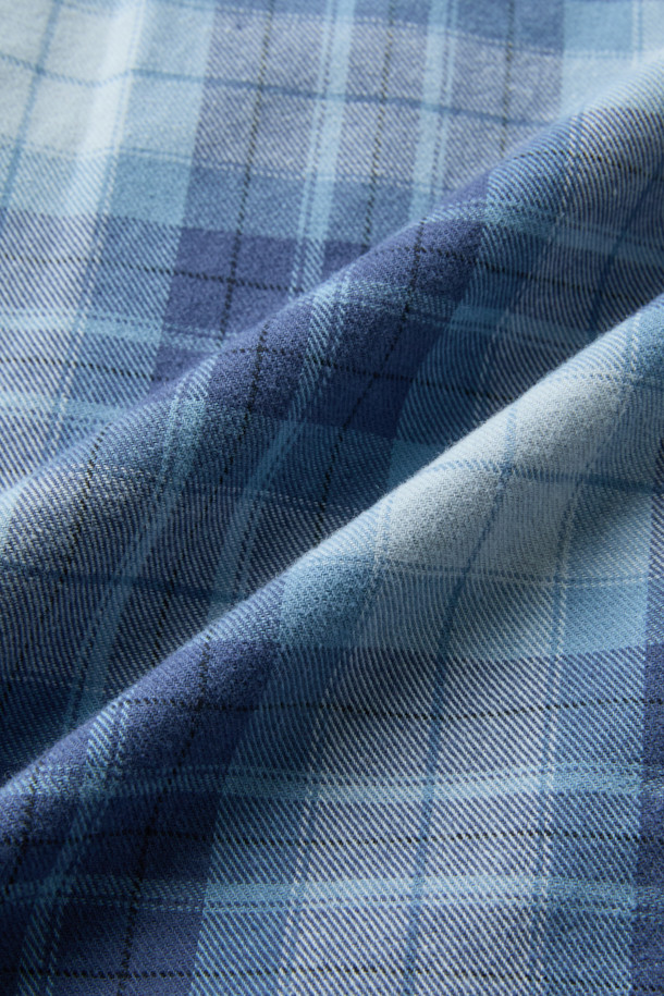 NANGA(난가) 페이드 타탄 체크 캠프 셔츠는 남성용 상의입니다. 봄, 가을에 어울리는 레귤러 핏의 캐주얼 셔츠로, 일상과 캠핑 모두 소화 가능한 활용성을 자랑합니다. 블루 컬러의 면, 폴리에스터 혼방 소재로 제작되었으며, 적당한 두께감과 부드러운 촉감을 제공합니다. 체크 패턴과 긴 소매, 버튼다운 네크라인, 스냅 버튼 여밈 방식이 특징이며, 가슴과 허리 부분에 4개의 포켓, 왼쪽 엉덩이 포켓의 자수 로고, 페이드 워싱 처리가 돋보입니다. 캠핑룩, 여행룩, 캐주얼, 클래식, 미니멀 스타일을 즐기는 분들께 추천합니다.
