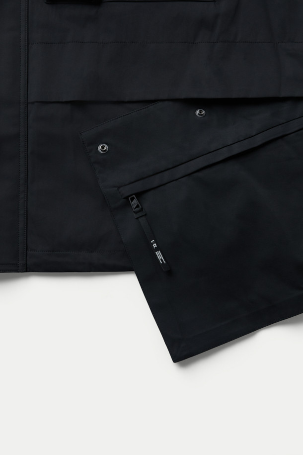 F/CE (에프씨이) MODULAR INTEGRATED 재킷은 봄, 가을 시즌에 활용하기 좋은 블랙 컬러의 여성 및 남성 공용 자켓입니다. 루즈핏으로 편안한 착용감을 선사하며, 드라이한 터치감의 폴리에스테르 소재로 제작되어 부드러운 촉감을 느낄 수 있습니다. 발수 기능과 신축성, 탄성이 더해져 활동성을 높였으며, 자카드 벨트 내장, 사코슈 타입 변형, 분리형 포켓 등 실용적인 디테일을 갖추었습니다. 일상, 여행, 산책 등 다양한 TPO에 스포티, 미니멀, 캐주얼 스타일로 연출하기 좋습니다. 집업 방식으로 간편하게 착용할 수 있는 크롭 기장의 긴소매 자켓입니다.
