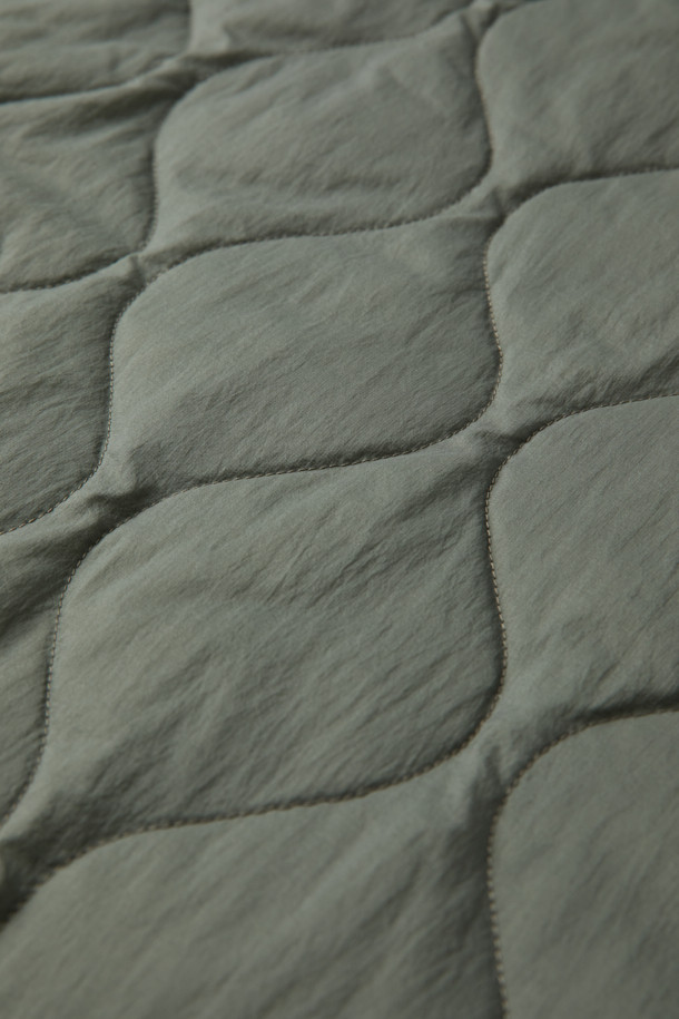 F/CE X TAION(에프씨이 X 테이온) 패커블 이너 덕 다운 재킷은 겨울철 일상룩과 여행, 캠핑룩에 적합한 남녀 공용 아우터입니다. 미니멀하고 캐주얼한 스타일을 연출하며, 퀄팅 패턴과 크롭 기장이 특징입니다. 800 필파워 화이트 덕다운 충전재와 발수 처리, 생활 방수 기능을 갖춰 보온성을 높였습니다. 
버튼 여밈 방식이며, 부드러운 촉감의 나일론 소재와 긴 소매 기장으로 제작되었습니다. 보관용 파우치가 포함되어 휴대 및 보관이 용이합니다.
카키와 올리브 두 가지 색상으로 출시되었습니다.
