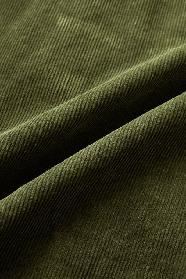 **INNAT TYPE-2 트러커 재킷**은 빈티지하면서도 모던한 감각을 동시에 선사하는 공용 트러커 재킷입니다. 14 웨일 코듀로이 원단으로 제작되어 부드러운 촉감을 자랑하며, 천연 강황 및 식물성 하이브리드 염색 기법으로 은은한 카키와 강황색 컬러를 표현했습니다. TYPE-2 디자인과 레귤러 핏으로 클래식, 캐주얼, 워크웨어 스타일을 모두 아우르며, 간절기 여행룩과 캠핑룩에 활용하기 좋습니다. 버튼 여밈 방식과 긴 소매 기장으로, 초여름부터 초가을까지 적당한 두께감으로 편안하게 착용할 수 있습니다.
