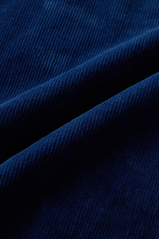 INNAT(인낫) 인디고 TYPE-2 트러커 재킷은 남성을 위한 캐주얼, 클래식, 워크웨어 스타일의 아우터입니다. 14 웨일 코듀로이와 데님 소재를 사용하여 부드러운 촉감을 선사하며, 중간 두께감으로 여름과 가을에 착용하기 좋습니다. 인디고 컬러의 무지 디자인에 레귤러핏으로 제작되었으며, 크롭 기장의 긴 소매와 버튼 여밈 방식을 갖추었습니다. 스톤 바이오 워싱과 빈티지 워싱 처리로 자연스러운 멋을 더했으며, 이염에 주의하여 착용해야 합니다.
