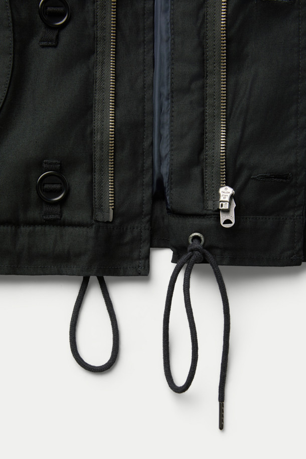 나이젤 카본 OW02 덱 재킷 코듀로이는 가을, 겨울 시즌에 어울리는 남성용 아우터입니다. 블랙 컬러의 레귤러핏 덱 재킷으로, 워크웨어, 클래식, 미니멀 스타일을 모두 아우릅니다. 두꺼운 코듀로이 소재를 사용하여 보온성을 높였으며, 밑단 스트링 조절과 요크 및 팔 패치 강화 디테일이 특징입니다. 버튼 여밈 방식으로 출근룩에 멋을 더하며, 긴 소매 기장으로 안정적인 착용감을 제공합니다. 밀리터리 스타일의 덱 재킷으로, 튼튼함과 세련된 디자인을 동시에 만족시킵니다.
