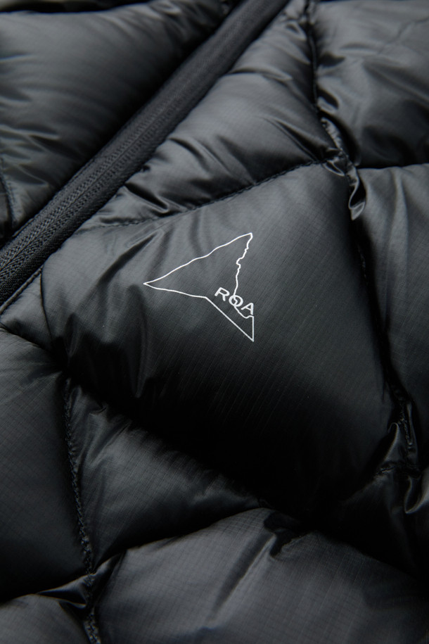 ROA NUNA (누나) 800 필파워 후디드 다운 재킷은 아웃도어 활동과 일상생활 모두에 적합한 공용 다운 재킷입니다. 800 필파워 다운 충전재와 립스탑 나일론 원단으로 제작되어 뛰어난 보온성과 가벼운 착용감을 제공하며, 방수 기능을 갖춰 변덕스러운 날씨에도 쾌적함을 유지합니다. 슬림핏 디자인에 크롭 기장으로 활동성을 높였으며, 미니멀하고 스포티한 스타일을 연출합니다. 양방향 리버스 지퍼, 대형 전면 포켓, 엄지 구멍, 조절 가능한 밑단, 내장 후드 등의 디테일은 실용성을 더하며, 겨울철 데일리룩과 여행룩에 활용하기 좋습니다.

