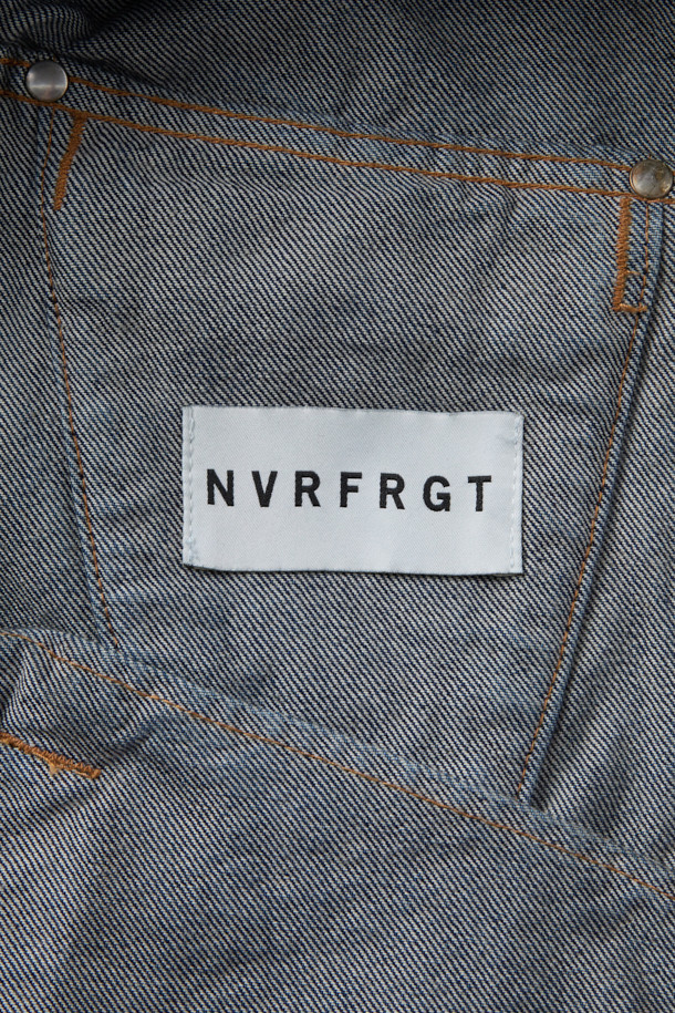 NVRFRGT(엔브이에프알지티) 3D 트러커 재킷은 남성용 아우터로, 봄, 가을에 착용하기 좋은 두꺼운 데님 소재의 트러커 자켓입니다. 인디고 컬러의 무지 디자인에 14oz 불규칙 방적사 원단, 곡선형 솔기 라인, 레이싱 웨어 스타일, 다크 페이드 워싱, 래스터 코팅 가공, 클리어 코팅 마감 등의 특징을 더했습니다. 레귤러핏으로 제작되었으며, 버튼 여밈 방식과 크롭 기장으로 캐주얼, 스트릿, 미니멀 스타일 연출에 적합합니다. 데이트룩과 모임룩에 활용하여 개성 있는 스타일을 완성할 수 있습니다.
