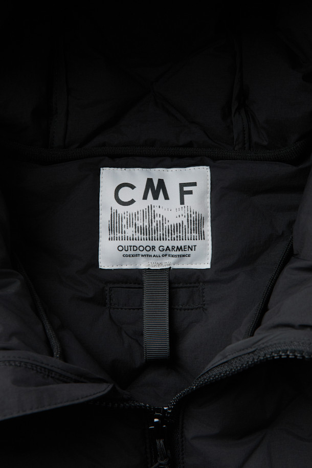 CMF 우븐 다운 후디는 미니멀한 스타일을 추구하는 당신을 위한 겨울철 필수 아이템입니다. 일상과 여행 등 다양한 TPO에 활용 가능하며, X자 구조 직조와 다운팩 없는 구조로 가볍고 편안한 착용감을 선사합니다. 다운 90%, 페더 10% (700FP)의 뛰어난 보온성으로 추운 날씨에도 따뜻함을 유지하며, CMF WOVEN 기술과 다운 본딩 처리로 내구성을 높였습니다. 블랙 컬러의 무지 디자인에 오버핏, 크롭 기장으로 스타일리시함을 더하고, 사선 포켓과 집업 여밈 방식이 실용성을 더합니다.
