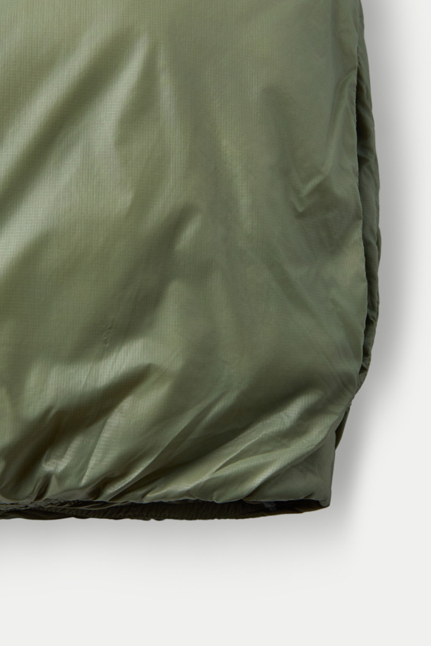 F/CE(에프씨이) 퍼텍스 미니멀 패딩 파카는 남녀 모두 착용 가능한 겨울철 아우터입니다. 카키와 올리브 두 가지 색상으로 출시되었으며, 일상생활과 출근룩에 적합한 미니멀, 클래식, 캐주얼 스타일을 연출할 수 있습니다. PERTEX® QUANTUM 소재, 20데니어 초극세사, 고밀도 직조, PrimaLoft 충전재를 사용하여 가볍고 내구성이 뛰어나며, 뛰어난 보온성을 제공합니다. 집업 방식의 오버핏 크롭 기장으로, 긴 소매 디자인이 특징입니다. 부드러운 촉감과 무지 디자인이 돋보이는 겨울철 필수 아이템입니다.
