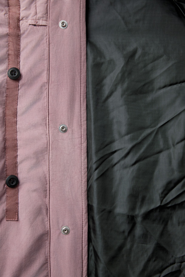 INNAT (이낫) x WILD THINGS (와일드 띵스) 가먼트 다이드 마칼루 다운은 캐주얼과 클래식 스타일을 아우르는 숏패딩입니다. 핑크 컬러의 무지 디자인으로, 겨울철 일상룩과 여행, 캠핑룩에 잘 어울립니다. 오버핏으로 편안한 착용감을 선사하며, 면, 나일론, 덕다운 소재를 사용하여 보온성을 높였습니다. 후드 2-WAY 타입으로 후드 수납이 가능하며, 스냅 버튼으로 길이 조절이 가능합니다. 피그먼트 염색 가공과 빈티지한 텍스처, 브랜드 로고 자수, 게임 포켓 적용이 돋보이는 제품입니다.
