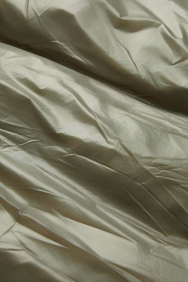 ROA 스무스 다운 재킷은 일상, 아웃도어 활동은 물론 여행, 캠핑, 등산 등 다양한 TPO에 활용 가능한 다운 자켓입니다. 카키와 올리브 두 가지 색상으로 출시되었으며, 스포티, 캐주얼, 고프코어 스타일을 모두 소화할 수 있습니다. 보온, 경량, 방풍 기능은 물론 친환경 충전재 Comfortemp® Ecodown과 재활용 PET 섬유 기반의 소재를 사용하여 기능성과 친환경성을 동시에 잡았습니다. 초경량 27g 마이크로 립스탑 나일론 소재와 부드러운 촉감을 자랑하며, 크롭 기장의 박시핏과 루즈핏으로 편안한 착용감을 선사합니다. 히든 지퍼 포켓, 조절 가능한 후드, 밑단/소매 밴딩 디테일이 돋보이는 숏패딩으로, 겨울철 스타일리시한 연출을 완성해보세요.
