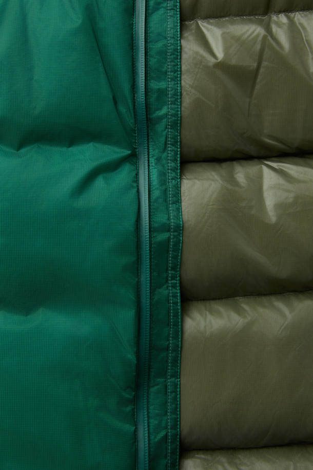 NANGA(난가) 오로라 텍스 라이트 스탠드 칼라 다운 재킷 MIKAMI는 일상과 아웃도어 활동 모두에 적합한 남녀 공용 다운 재킷입니다. 방풍 기능과 보온성을 갖춘 두꺼운 두께감의 이 제품은 겨울철 추위로부터 몸을 보호하며, 부드러운 촉감의 나일론 소재를 사용하여 편안한 착용감을 제공합니다. 후드 탈부착, 드래프트 튜브, 가슴 포켓, 그리고 KARUISHI 소재와 이중 다운 레이어 적용으로 기능성을 높였습니다. 스포티, 캐주얼, 고프코어 스타일을 아우르며 여행, 캠핑, 등산 등 다양한 TPO에 활용 가능합니다. 그린 컬러의 무지 디자인으로 어떤 스타일에도 쉽게 매치할 수 있습니다.
