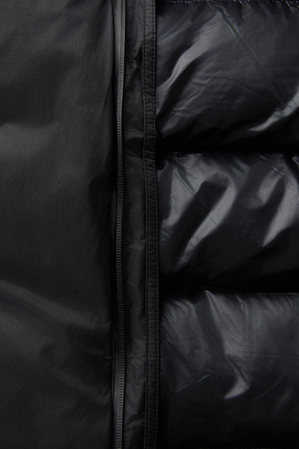 NANGA(난가) 오로라 텍스 라이트 스탠드 칼라 다운 재킷 MIKAMI는 일상과 아웃도어 활동 모두에 적합한 남녀 공용 겨울 다운 재킷입니다. 스포티하고 캐주얼한 무드의 무지 디자인에 레귤러 핏으로 제작되었으며, 두꺼운 두께감의 나일론 소재로 부드러운 촉감을 선사합니다. 150g SPDX 다운 충전재와 이중 다운 레이어를 적용하여 뛰어난 보온성과 방풍 기능을 제공하며, KARUISHI 소재를 사용한 소매 끝단과 칼라 안감이 특징입니다. 가슴 포켓 디자인과 직조 라벨 부착으로 실용성을 더했으며, 캠핑룩, 스포티, 캐주얼, 미니멀 스타일을 연출하기 좋습니다.
