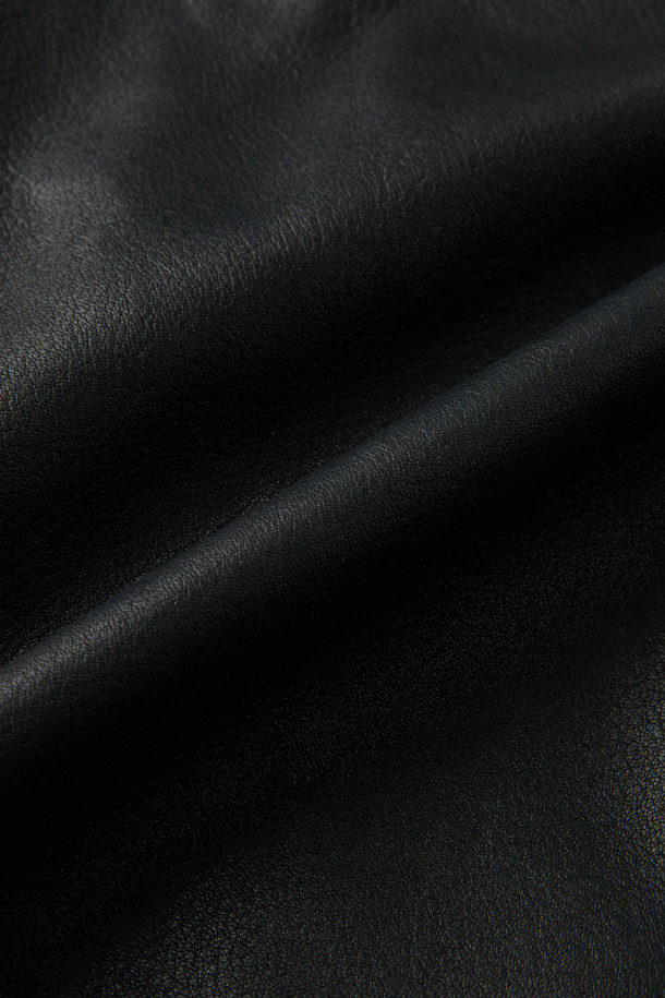 A 레더 트러커 재킷은 시크하고 세련된 스타일을 연출하는 블랙 컬러의 소가죽 재킷입니다. 봄, 가을 시즌에 적합하며, 루즈핏 크롭 기장으로 모던하면서도 클래식한 분위기를 자아냅니다. 버튼 여밈 방식과 포켓 디테일이 돋보이며, 레이온과 큐프라 안감으로 편안한 착용감을 선사합니다. 데이트룩, 모임룩, 출근룩 등 다양한 TPO에 활용 가능한 미니멀한 디자인의 아이템입니다.
