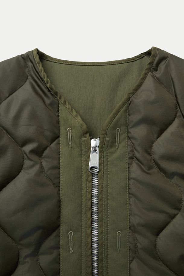 SAGE DE CRET (세이지 드 크레) 리버서블 라이너 타입 베스트는 가을, 겨울 시즌 남성 데일리룩, 산책룩, 여행룩에 적합한 아우터입니다. 올리브와 블랙 두 가지 색상으로 출시되었으며, 워크웨어, 미니멀, 클래식 스타일을 모두 아우르는 디자인입니다. 면과 나일론 혼방의 두꺼운 소재로 제작되어 부드러운 촉감과 누빔 안감이 특징이며, 발수 기능을 갖추었습니다. 리버서블 디자인으로 다양한 연출이 가능하며, 오버핏으로 편안하게 착용할 수 있습니다. 집업 여밈 방식에 크롭 기장으로 워크웨어 스타일 포켓, 싱글 웰트 포켓, 엘라스틱 밴드 디테일이 돋보입니다.
