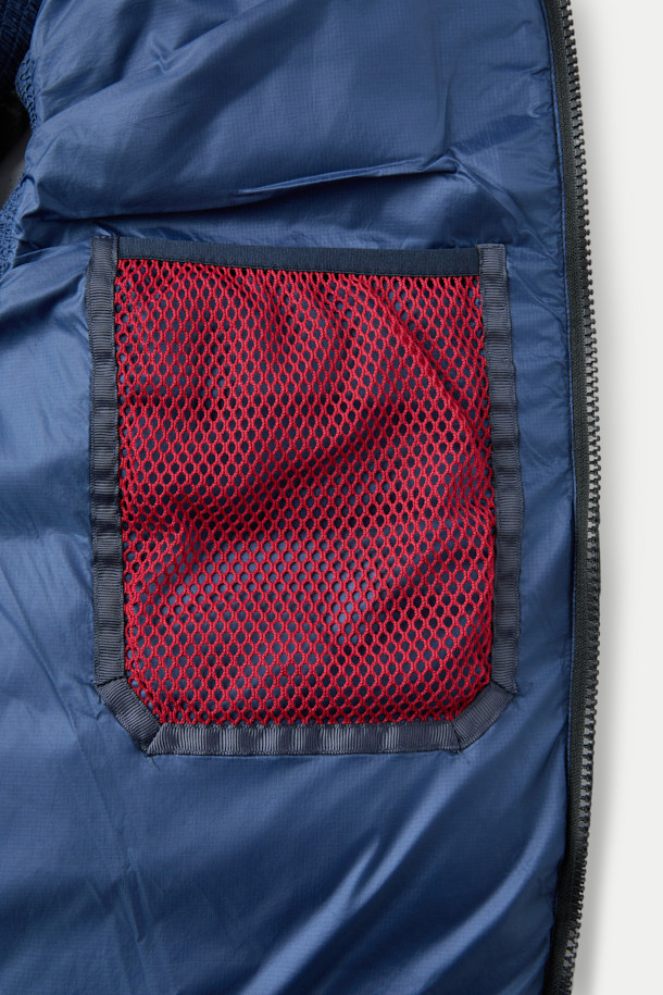 NANGA(난가) 알라야 다운 베스트는 일상생활과 실내외에서 모두 활용 가능한 베이직 스타일의 다운 베스트입니다. 180g의 리사이클 다운 충전재를 사용하여 뛰어난 보온성을 제공하며, 가볍게 착용할 수 있어 편안합니다. 레귤러핏으로 제작되었으며, 무지 디자인의 그레이 컬러로 다양한 출근룩과 여행룩에 미니멀, 캐주얼, 클래식 스타일을 더할 수 있습니다. 집업 스타일로 간편하게 착용 가능하며, 폴리에스터 안감으로 마감되었습니다. 겨울철, 경량 보온을 위한 실용적인 선택입니다.
