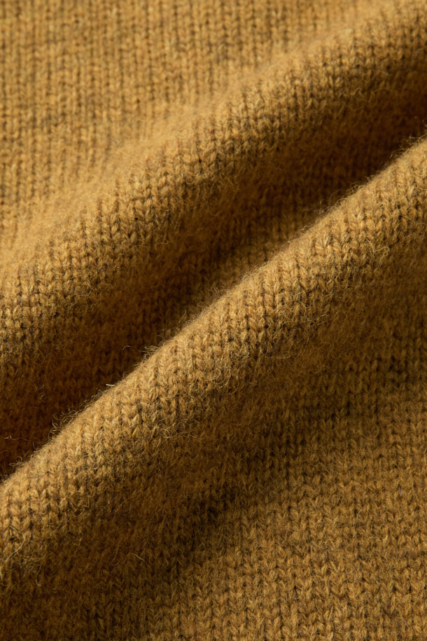 MIDTHINGS(미드띵스) 버드 패치 가디건은 가을, 겨울 시즌에 어울리는 여성 상의 니트/스웨터입니다. 머스타드와 브라운 두 가지 색상으로 만나볼 수 있으며, 캐주얼하고 베이직한 스타일을 연출합니다. 울과 코튼 혼방 소재로 제작되어 따뜻하고 포근하며, 루즈핏과 크롭 기장으로 편안한 착용감을 선사합니다. 엄지 홀 디테일과 볼륨감 있는 소매, 천연 조개 버튼, 패치 디자인이 돋보이며, 데이트룩, 모임룩, 캐주얼, 클래식, 미니멀 스타일 모두 소화 가능합니다.
