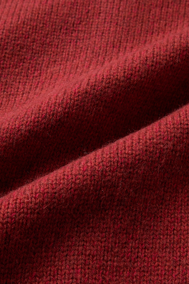 MIDTHINGS(미드띵스) 버드 패치 가디건은 가을, 겨울 시즌에 어울리는 루즈핏 니트 가디건입니다. 울과 코튼 혼방 소재로 제작되어 두께감이 느껴지며, 까끌거리는 촉감이 특징입니다. 라운드넥 디자인에 엄지홀 디테일, 볼륨감 있는 소매가 돋보이며, 천연 조개 버튼과 짧은 기장감으로 클래식하고 페미닌한 무드를 연출합니다. 버건디와 레드의 두 가지 색상으로 출시되어 데이트룩, 모임룩, 연말 모임룩 등 다양한 TPO에 활용 가능하며, 미니멀, 캐주얼 스타일을 즐겨 입는 분들께 추천합니다.
