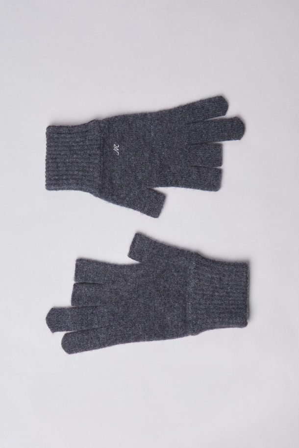 EVERYDAY THREE-FINGER CUT WOOL GLOVES (247)는 부드러운 울 소재로 제작되어 겨울철에도 따뜻하게 착용할 수 있는 장갑입니다. 그레이와 차콜 두 가지 색상으로 출시되어 출근룩, 캐주얼, 미니멀, 클래식 스타일 등 다양한 스타일에 매치하기 좋습니다. 세 손가락 컷팅(3-finger cut) 디자인으로 스마트폰 터치가 가능하며, 파인 게이지 편직과 리브 마감으로 섬세한 착용감과 신축성을 제공합니다. 로고 자수 디테일이 돋보이는 이 장갑은 일상, 출퇴근, 작업 시에도 유용하게 사용할 수 있습니다.
