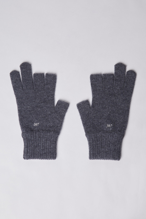 EVERYDAY THREE-FINGER CUT WOOL GLOVES (247)는 부드러운 울 소재로 제작되어 겨울철에도 따뜻하게 착용할 수 있는 장갑입니다. 그레이와 차콜 두 가지 색상으로 출시되어 출근룩, 캐주얼, 미니멀, 클래식 스타일 등 다양한 스타일에 매치하기 좋습니다. 세 손가락 컷팅(3-finger cut) 디자인으로 스마트폰 터치가 가능하며, 파인 게이지 편직과 리브 마감으로 섬세한 착용감과 신축성을 제공합니다. 로고 자수 디테일이 돋보이는 이 장갑은 일상, 출퇴근, 작업 시에도 유용하게 사용할 수 있습니다.
