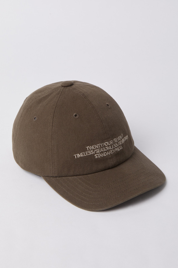 "EMBROIDERY WASHED BALL CAP (247)"는 부드러운 면 소재에 바이오 워싱 처리하여 편안한 착용감을 선사하는 볼캡입니다. 캐주얼, 미니멀, 클래식 스타일을 아우르며, 브라운과 차콜 두 가지 색상으로 만나볼 수 있습니다. 자수 레터링과 로고 디자인이 돋보이며, 6패널 구조와 사이즈 조절 스트랩으로 안정적인 핏을 제공합니다. 사계절 내내 활용 가능한 데일리 아이템으로, 일상 및 캐주얼 룩에 포인트를 더해줍니다.
