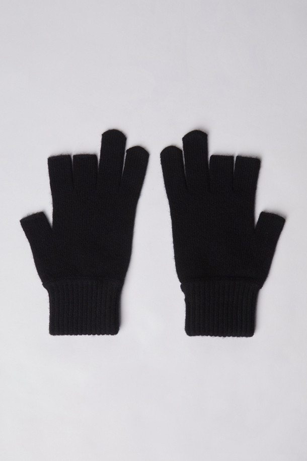 매일 착용하기 좋은 에브리데이 쓰리핑거 컷 울 장갑 (247)입니다. 부드러운 울 소재로 제작되어 포근한 촉감을 선사하며, 겨울철 보온성을 책임집니다. 손목 부분은 리브 조직 마감으로 마감하여 안정적인 착용감을 제공하며, 유연한 텐션감으로 편안하게 활동할 수 있습니다. 미니멀, 캐주얼, 베이직 스타일을 모두 소화하며, 출근룩, 여행룩 등 다양한 TPO에 활용 가능합니다. 스마트폰 사용이 용이하도록 쓰리핑거 디자인으로 제작되었으며, 파인 게이지 편직과 자수 디테일이 돋보이는 디자인입니다.
