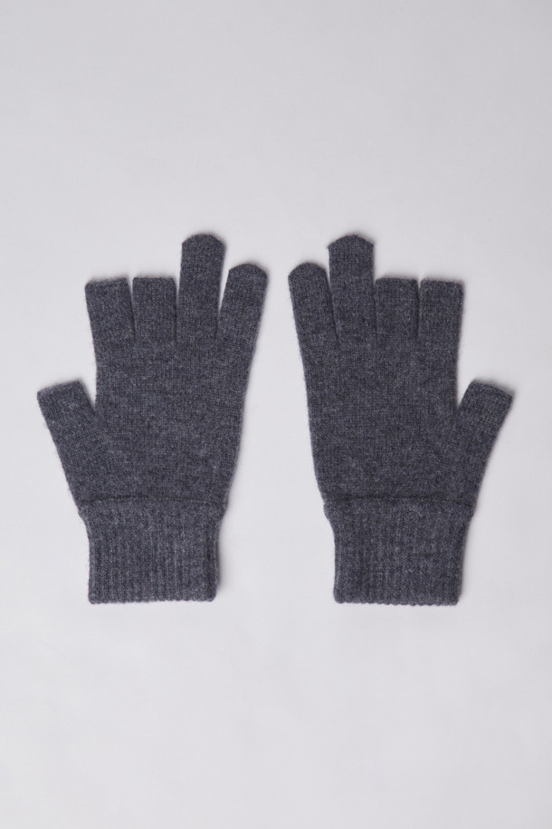 EVERYDAY THREE-FINGER CUT WOOL GLOVES (247)는 부드러운 울 소재로 제작되어 겨울철에도 따뜻하게 착용할 수 있는 장갑입니다. 그레이와 차콜 두 가지 색상으로 출시되어 출근룩, 캐주얼, 미니멀, 클래식 스타일 등 다양한 스타일에 매치하기 좋습니다. 세 손가락 컷팅(3-finger cut) 디자인으로 스마트폰 터치가 가능하며, 파인 게이지 편직과 리브 마감으로 섬세한 착용감과 신축성을 제공합니다. 로고 자수 디테일이 돋보이는 이 장갑은 일상, 출퇴근, 작업 시에도 유용하게 사용할 수 있습니다.
