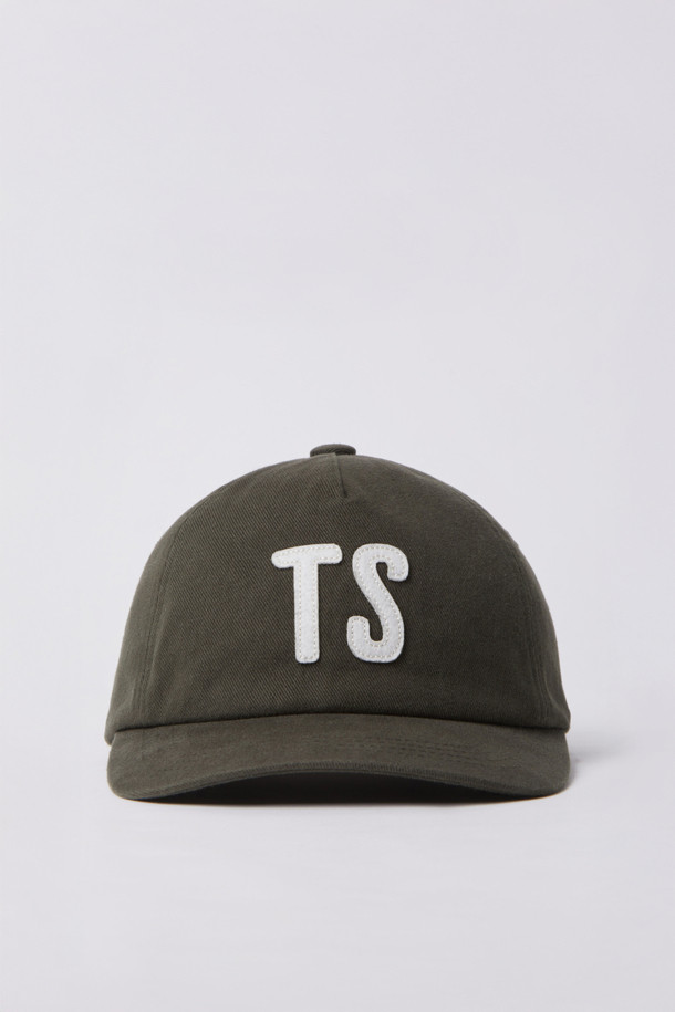 **APPLIQUE LOGO BALL CAP (247)**는 캐주얼, 미니멀, 스트리트 스타일을 모두 아우르는 유니섹스 볼캡입니다. 봄, 여름, 가을, 겨울 사계절 내내 착용 가능하며, 여행룩과 캠핑룩에 잘 어울립니다. 부드러운 면, 펠트, 트윌 소재를 사용하여 편안한 착용감을 선사하며, 5패널 구조와 바이오 워싱 처리로 내구성을 높였습니다. 아플리케 로고 자수와 레터링 패턴이 돋보이며, 스트랩과 버클을 통해 사이즈 조절이 용이합니다.
