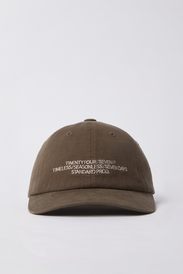 "EMBROIDERY WASHED BALL CAP (247)"는 부드러운 면 소재에 바이오 워싱 처리하여 편안한 착용감을 선사하는 볼캡입니다. 캐주얼, 미니멀, 클래식 스타일을 아우르며, 브라운과 차콜 두 가지 색상으로 만나볼 수 있습니다. 자수 레터링과 로고 디자인이 돋보이며, 6패널 구조와 사이즈 조절 스트랩으로 안정적인 핏을 제공합니다. 사계절 내내 활용 가능한 데일리 아이템으로, 일상 및 캐주얼 룩에 포인트를 더해줍니다.
