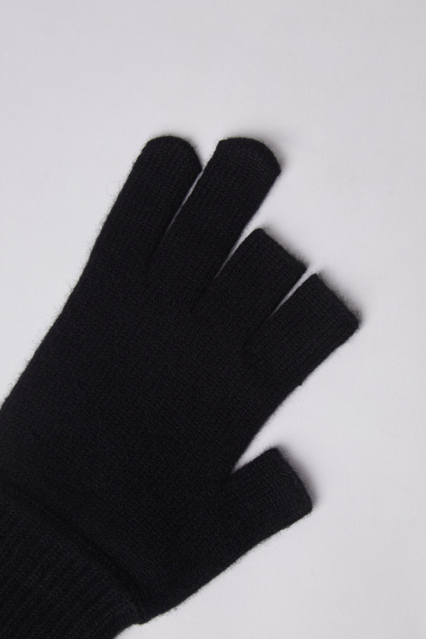 매일 착용하기 좋은 에브리데이 쓰리핑거 컷 울 장갑 (247)입니다. 부드러운 울 소재로 제작되어 포근한 촉감을 선사하며, 겨울철 보온성을 책임집니다. 손목 부분은 리브 조직 마감으로 마감하여 안정적인 착용감을 제공하며, 유연한 텐션감으로 편안하게 활동할 수 있습니다. 미니멀, 캐주얼, 베이직 스타일을 모두 소화하며, 출근룩, 여행룩 등 다양한 TPO에 활용 가능합니다. 스마트폰 사용이 용이하도록 쓰리핑거 디자인으로 제작되었으며, 파인 게이지 편직과 자수 디테일이 돋보이는 디자인입니다.
