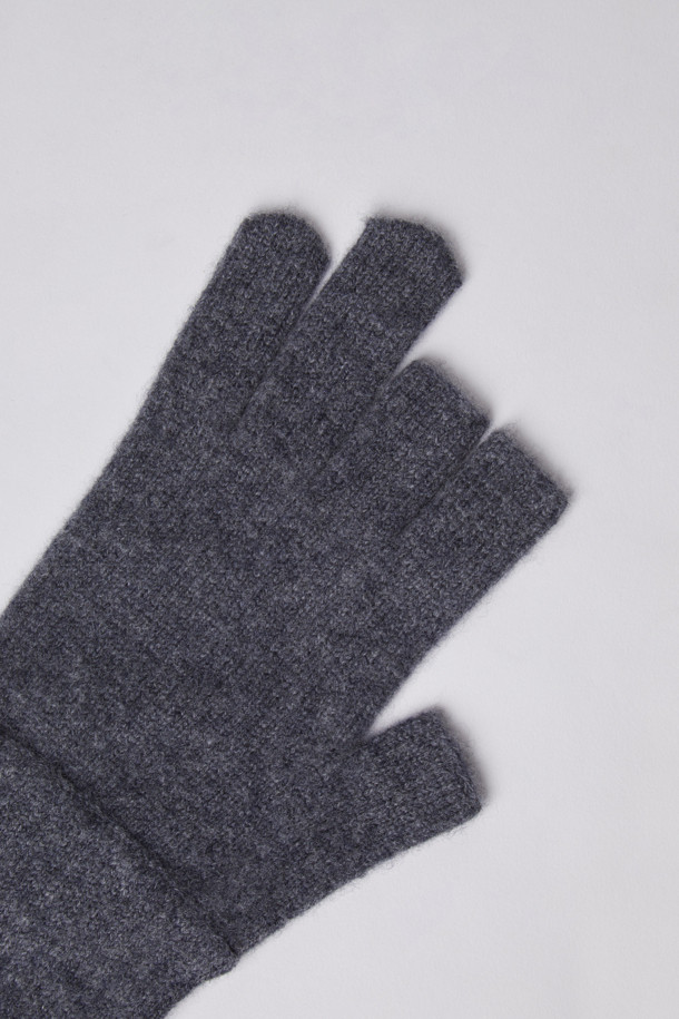 EVERYDAY THREE-FINGER CUT WOOL GLOVES (247)는 부드러운 울 소재로 제작되어 겨울철에도 따뜻하게 착용할 수 있는 장갑입니다. 그레이와 차콜 두 가지 색상으로 출시되어 출근룩, 캐주얼, 미니멀, 클래식 스타일 등 다양한 스타일에 매치하기 좋습니다. 세 손가락 컷팅(3-finger cut) 디자인으로 스마트폰 터치가 가능하며, 파인 게이지 편직과 리브 마감으로 섬세한 착용감과 신축성을 제공합니다. 로고 자수 디테일이 돋보이는 이 장갑은 일상, 출퇴근, 작업 시에도 유용하게 사용할 수 있습니다.
