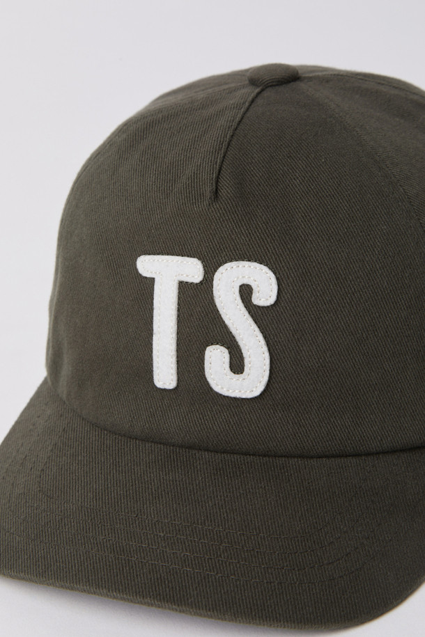 **APPLIQUE LOGO BALL CAP (247)**는 캐주얼, 미니멀, 스트리트 스타일을 모두 아우르는 유니섹스 볼캡입니다. 봄, 여름, 가을, 겨울 사계절 내내 착용 가능하며, 여행룩과 캠핑룩에 잘 어울립니다. 부드러운 면, 펠트, 트윌 소재를 사용하여 편안한 착용감을 선사하며, 5패널 구조와 바이오 워싱 처리로 내구성을 높였습니다. 아플리케 로고 자수와 레터링 패턴이 돋보이며, 스트랩과 버클을 통해 사이즈 조절이 용이합니다.
