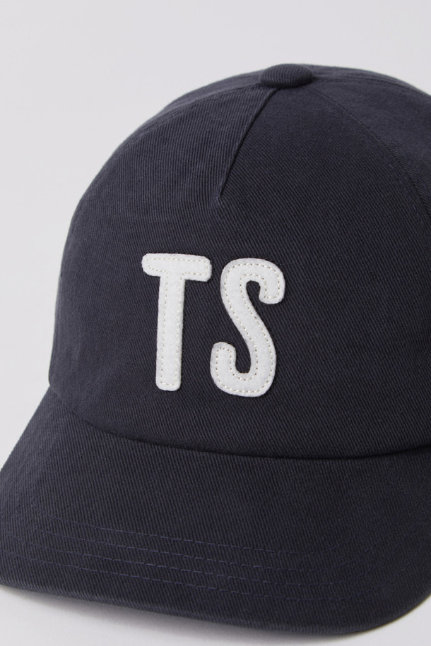 APPLIQUE LOGO BALL CAP (247)는 유니섹스 디자인으로, 일상과 캐주얼한 착장에 잘 어울리는 볼캡입니다. 봄, 여름, 가을, 겨울 사계절 모두 착용 가능하며, 부드러운 면 소재로 제작되어 편안한 착용감을 선사합니다. 차콜과 네이비 두 가지 색상으로 출시되었으며, 무지 바탕에 로고와 레터링 자수, 아플리케 장식이 더해져 포인트를 줍니다. 산책룩, 캐주얼, 미니멀, 클래식 스타일을 즐겨 입는 분들께 추천합니다.
