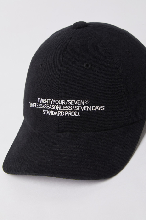 블랙 컬러의 자수 워싱 볼캡입니다. 면과 코튼 트윌 소재를 사용하여 부드러운 촉감을 느낄 수 있으며, 사계절 내내 착용하기 좋습니다. 10수 두께의 레귤러 모자 깊이로 제작되었으며, 6패널 구조와 바이오 워싱 처리로 편안한 착용감을 제공합니다. 레터링 또는 로고 자수 디테일이 돋보이며, 메탈 버클과 스트랩으로 사이즈 조절이 가능합니다. 캐주얼, 미니멀, 클래식 스타일을 즐겨 입는 분들께 추천하는 아이템입니다.
