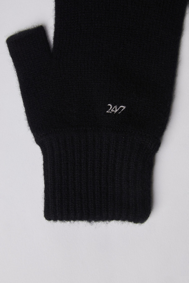 매일 착용하기 좋은 에브리데이 쓰리핑거 컷 울 장갑 (247)입니다. 부드러운 울 소재로 제작되어 포근한 촉감을 선사하며, 겨울철 보온성을 책임집니다. 손목 부분은 리브 조직 마감으로 마감하여 안정적인 착용감을 제공하며, 유연한 텐션감으로 편안하게 활동할 수 있습니다. 미니멀, 캐주얼, 베이직 스타일을 모두 소화하며, 출근룩, 여행룩 등 다양한 TPO에 활용 가능합니다. 스마트폰 사용이 용이하도록 쓰리핑거 디자인으로 제작되었으며, 파인 게이지 편직과 자수 디테일이 돋보이는 디자인입니다.
