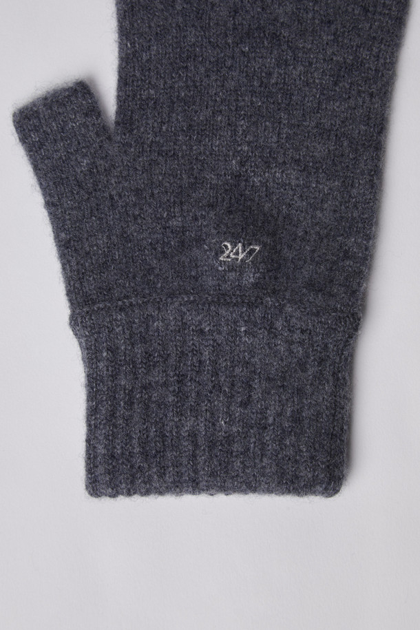 EVERYDAY THREE-FINGER CUT WOOL GLOVES (247)는 부드러운 울 소재로 제작되어 겨울철에도 따뜻하게 착용할 수 있는 장갑입니다. 그레이와 차콜 두 가지 색상으로 출시되어 출근룩, 캐주얼, 미니멀, 클래식 스타일 등 다양한 스타일에 매치하기 좋습니다. 세 손가락 컷팅(3-finger cut) 디자인으로 스마트폰 터치가 가능하며, 파인 게이지 편직과 리브 마감으로 섬세한 착용감과 신축성을 제공합니다. 로고 자수 디테일이 돋보이는 이 장갑은 일상, 출퇴근, 작업 시에도 유용하게 사용할 수 있습니다.
